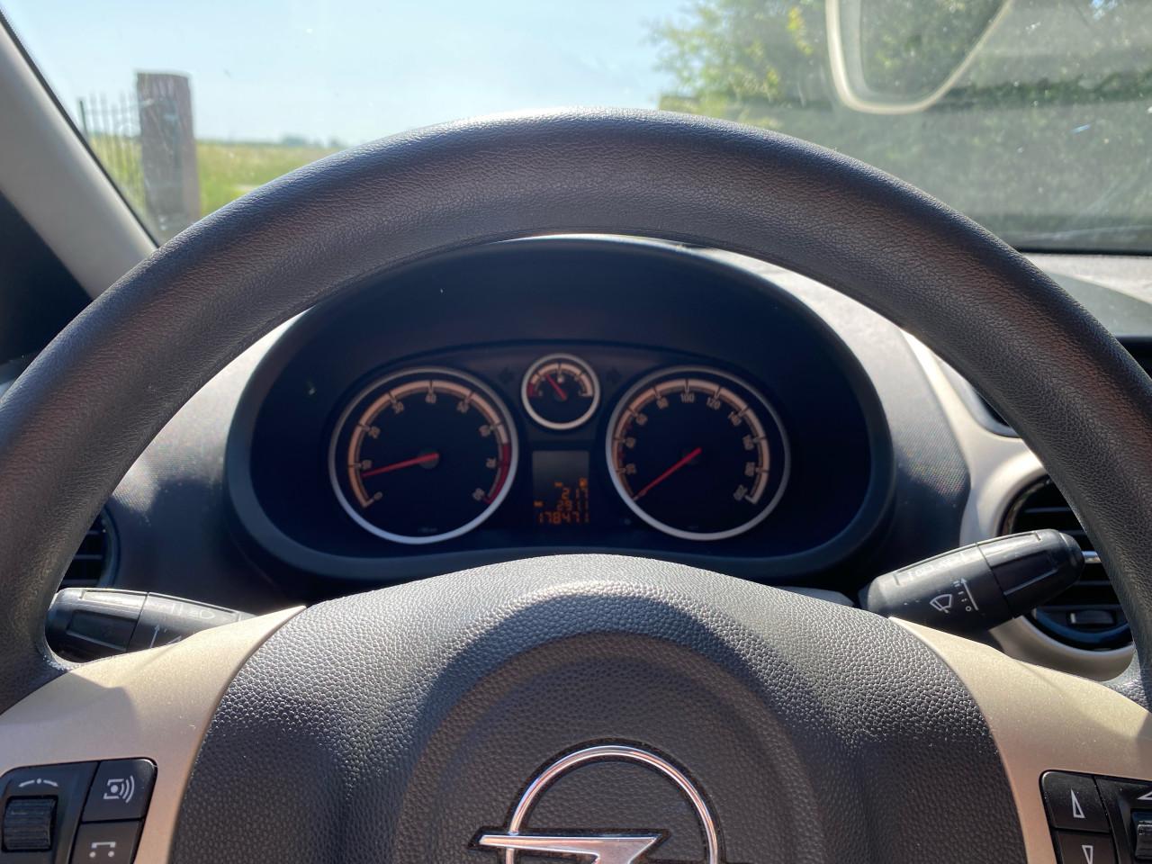 Opel corsa 1.2 3d netjes nap rijd goed