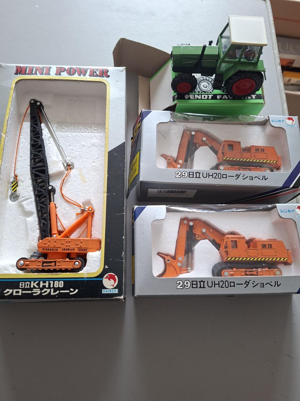 Miniatuur kraan, hijs en kleine vrachtauto's