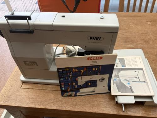 Pfaff 1212 Naaimachine (door De Sierspeld nagezien)
