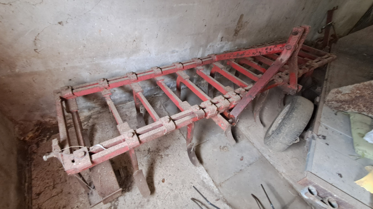 Vaste tand cultivator