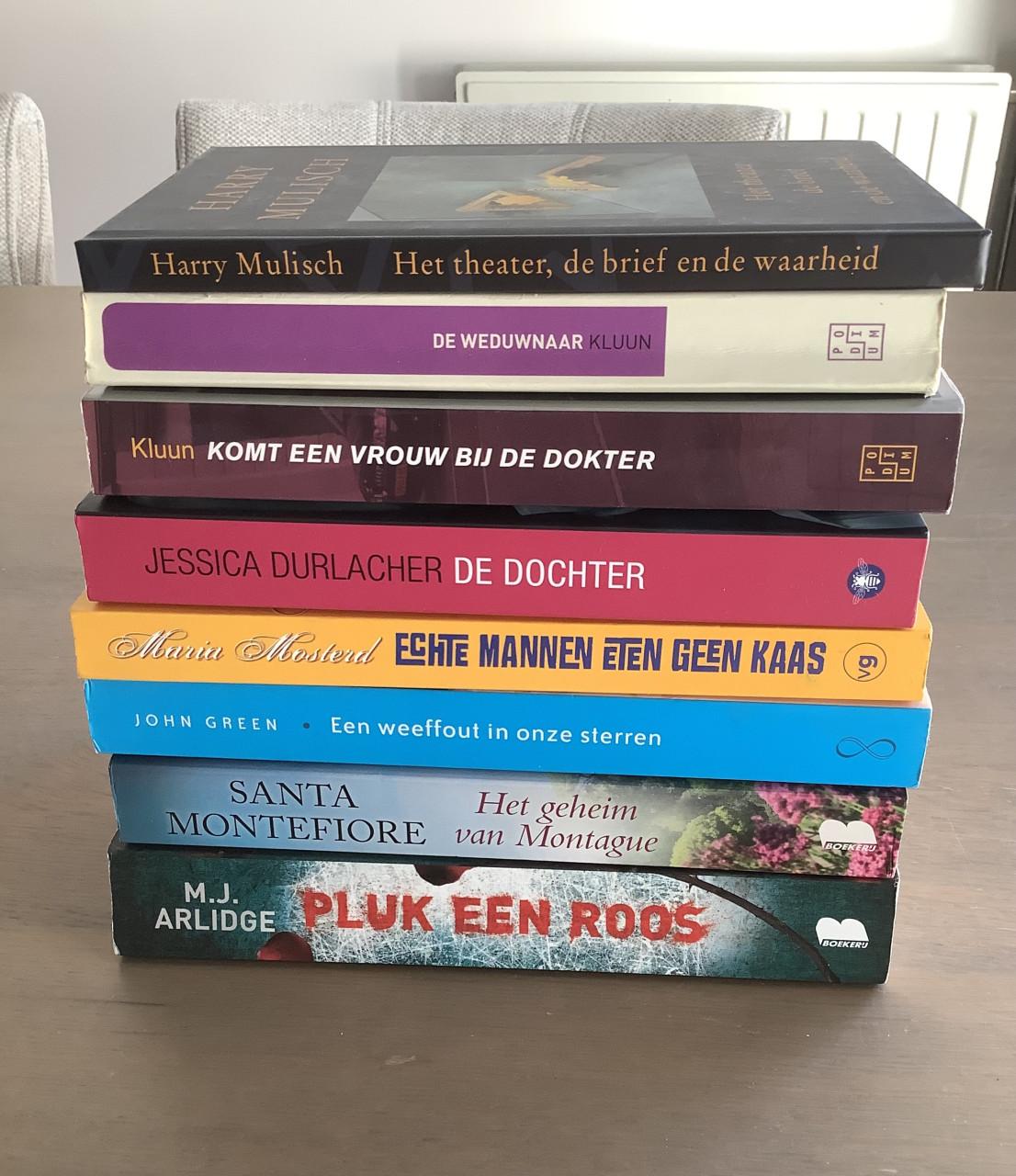 Stapel boeken, thrillers, romans en andere leuke boeken. 5 = €6,00