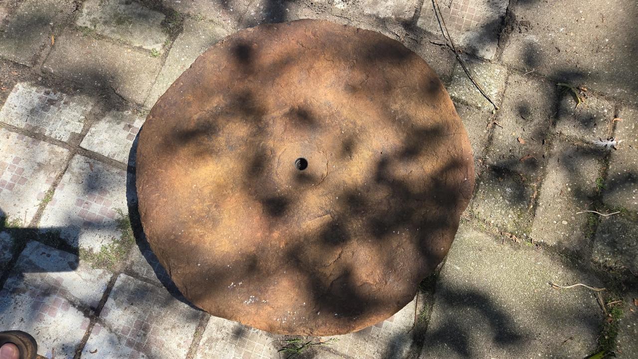 Mooi rond waterornament / fontein voor in de tuin