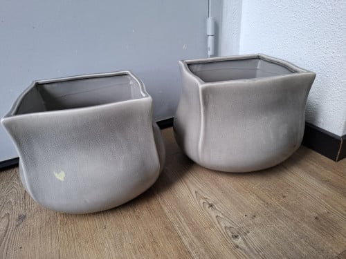 Twee grijze bloempotten
