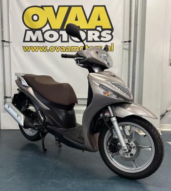 Suzuki Sixteen 150 2012 met zeer lage km stand