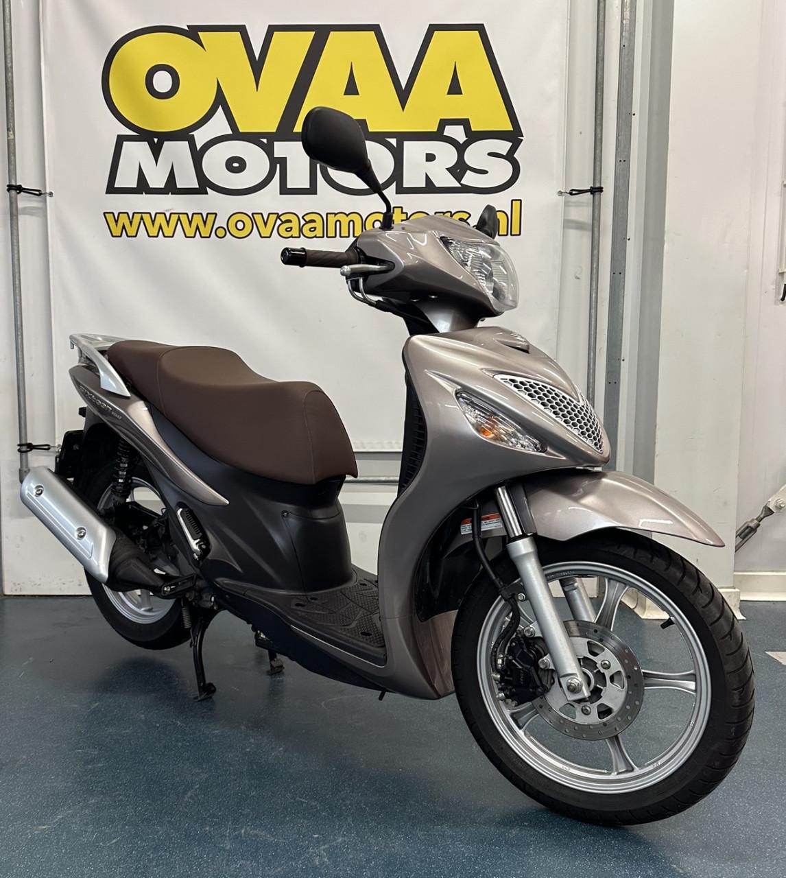 Suzuki Sixteen 150 2012 met zeer lage km stand