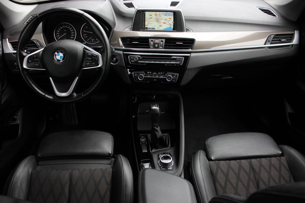 BMW X1 sdrive20i corporate lease executive | led | half leder | pdc |