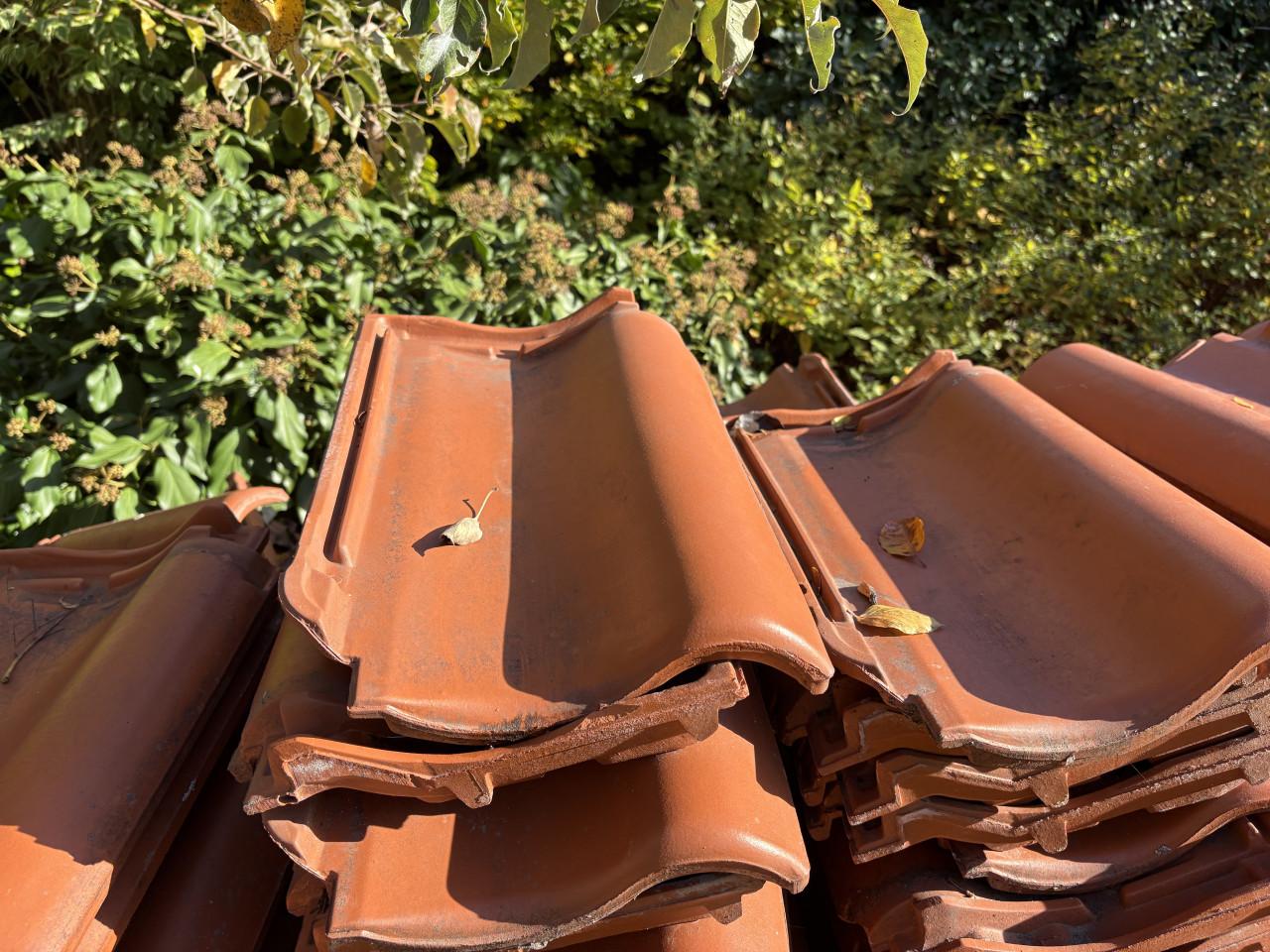 Partij van ca. 500 rode keramische Röben dakpannen uit 2002
