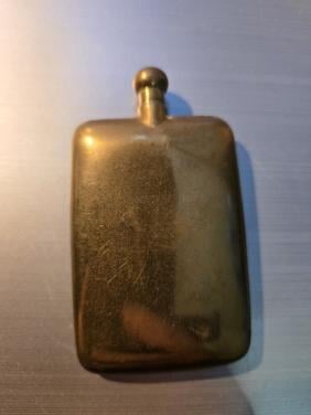 Antiek zakparfumflesje in de vorm van een platte zakflask