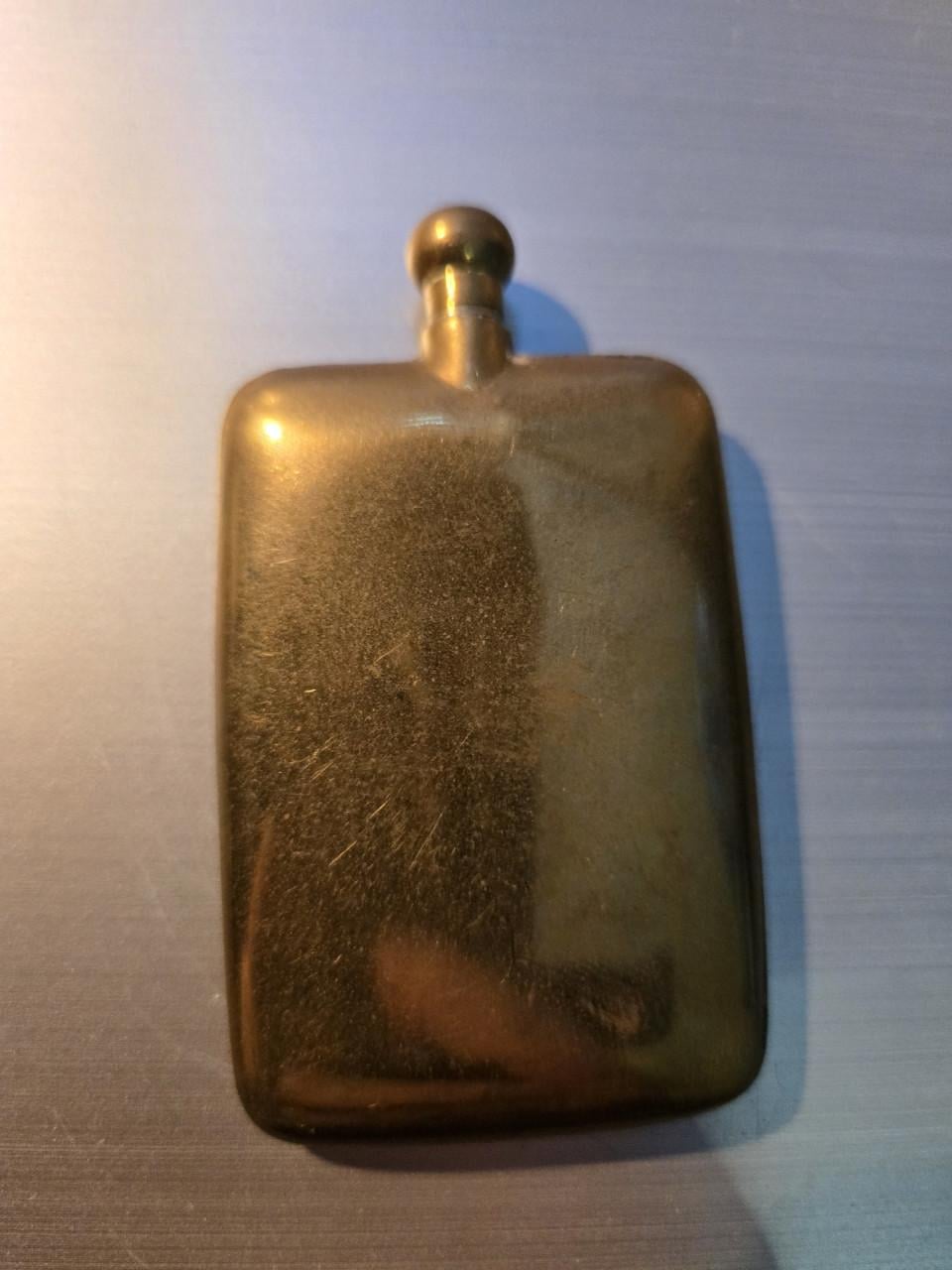 Antiek zakparfumflesje in de vorm van een platte zakflask