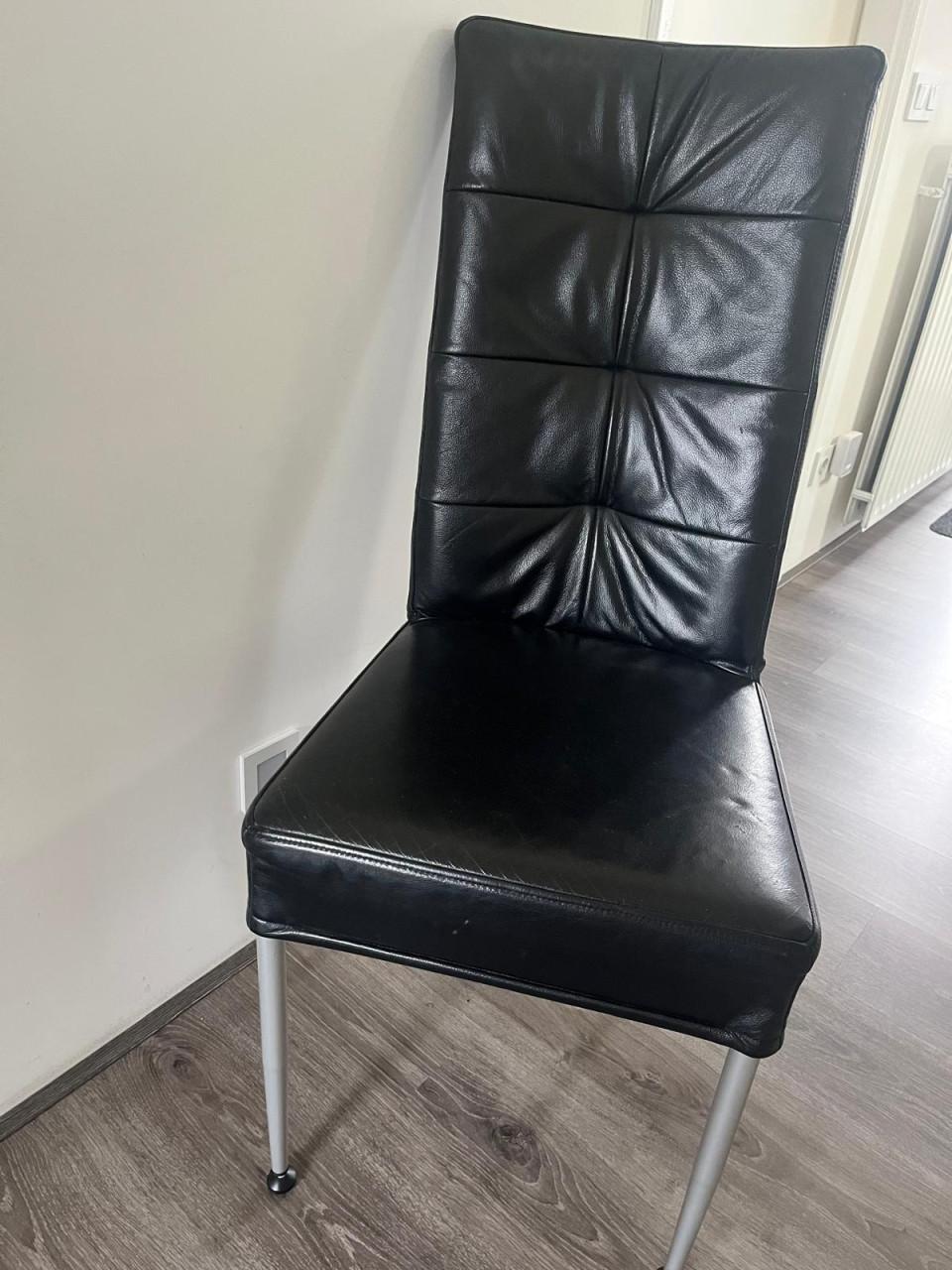 Complete inrichting (Leolux bank en 2x Leolux fauteuil, tafel en 4xstoelen)
