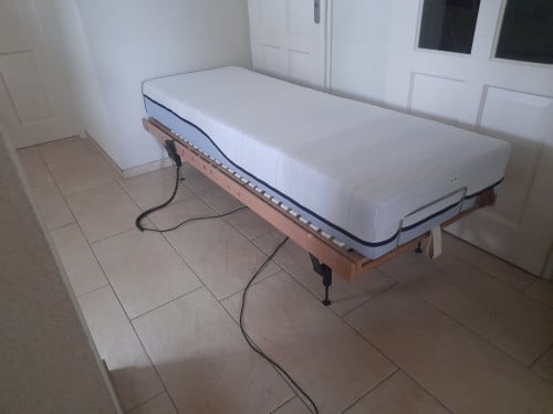 Elektrische verstelbare Lattenbodem op pootjes + matras (70 x 200