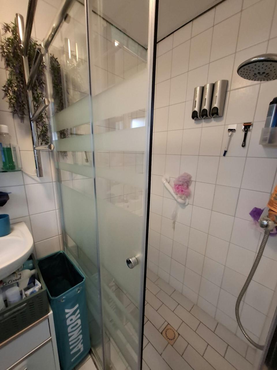 Douche wand met schuifdeur plus handdoek radiator elektrisc