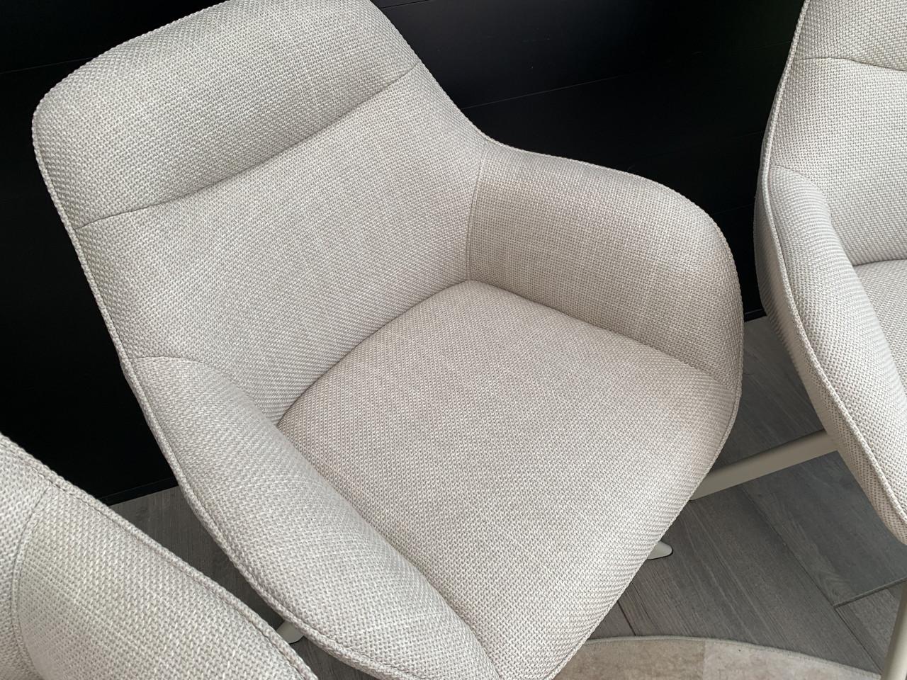 4 super gave moderne draai eetkamer stoelen.