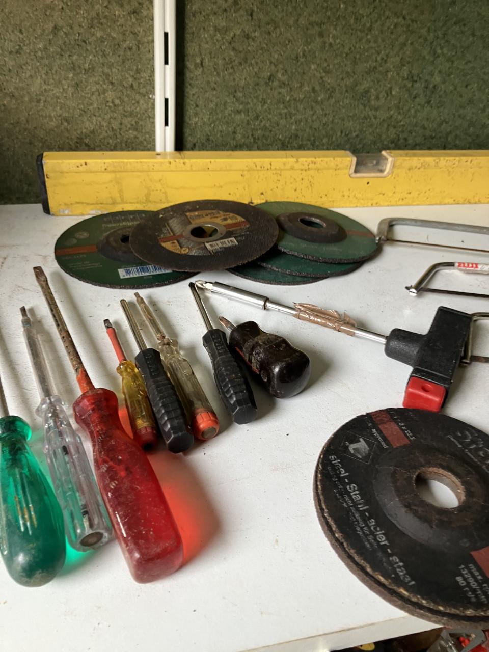 Te koop in goede staat partijtje handgereedschap met gereedschapkist