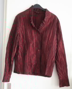 Glanzende bordoeaux blouse met opstaande kraag maat 42
