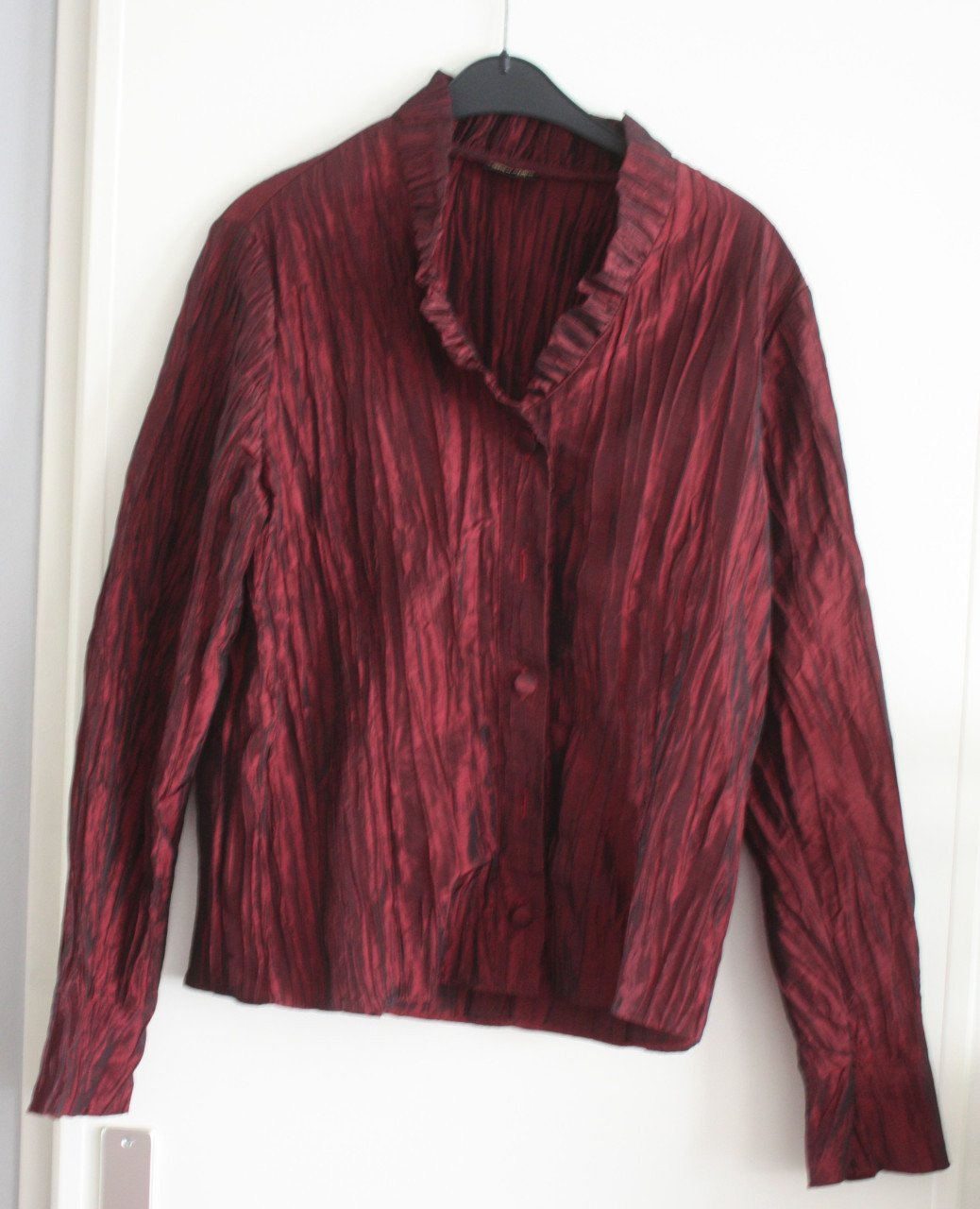 Glanzende bordoeaux blouse met opstaande kraag maat 42