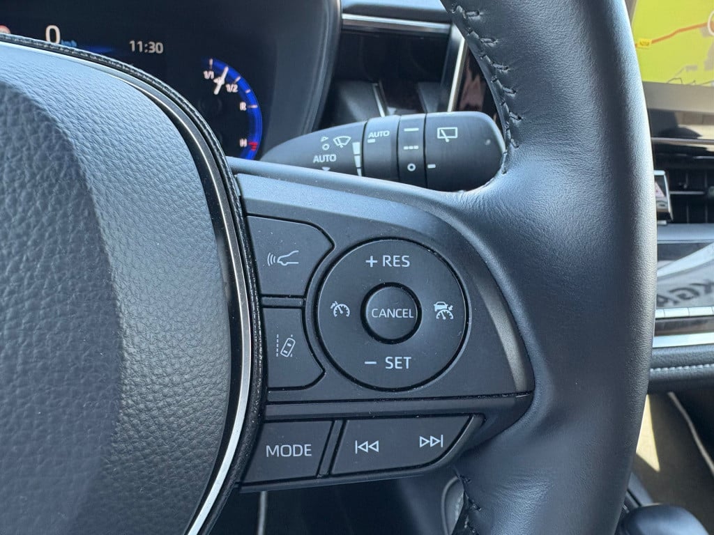 Toyota Corolla 1.8 hybrid business intro