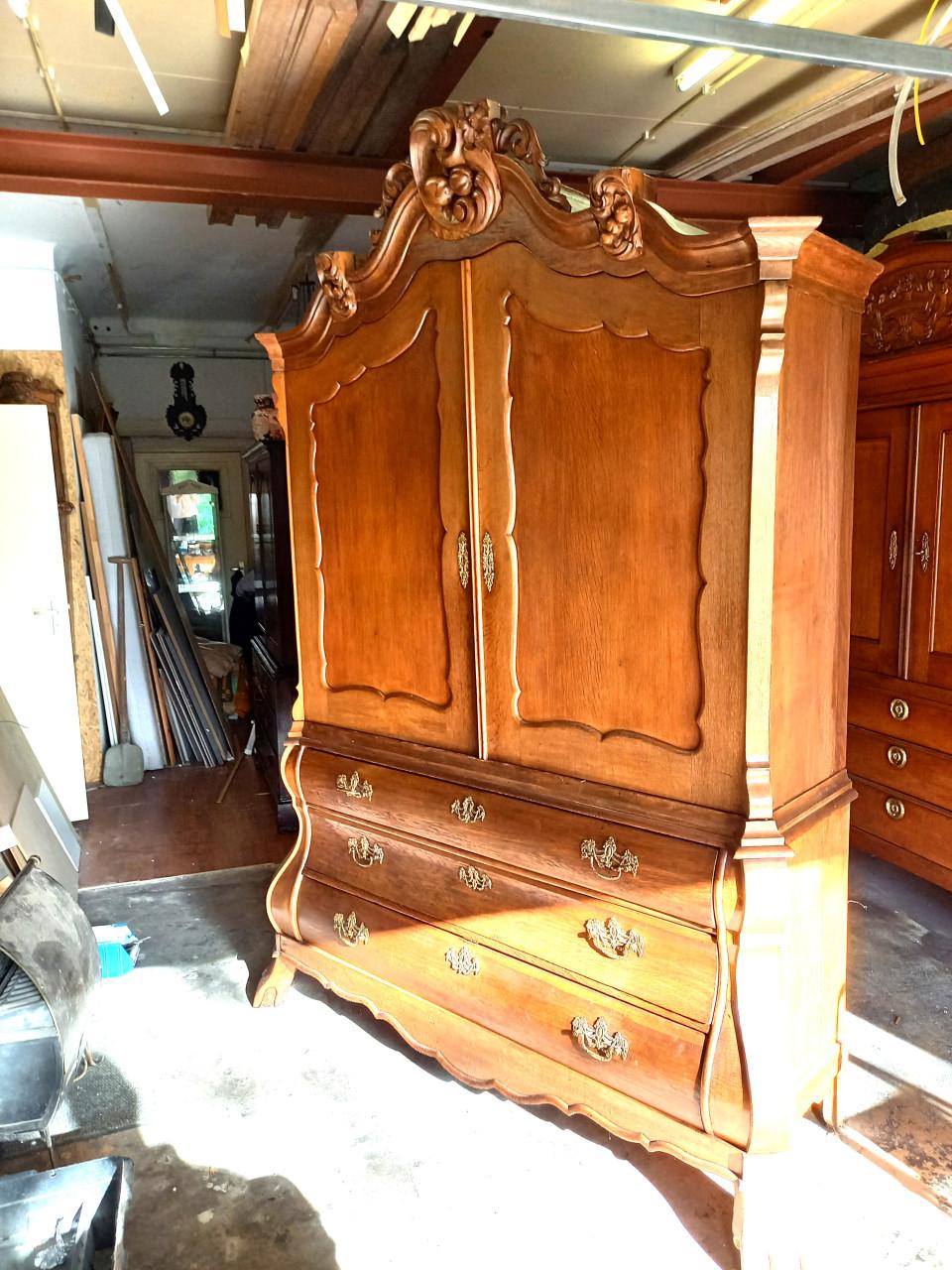 Antiek vol Eikenhouten kabinet