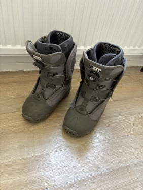 Snowboard boots