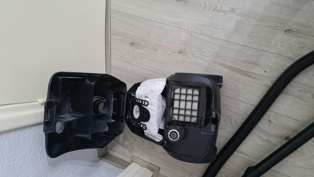 Stofzuiger merk BOSCH met zak-220V-600W-Type VCBS550V20