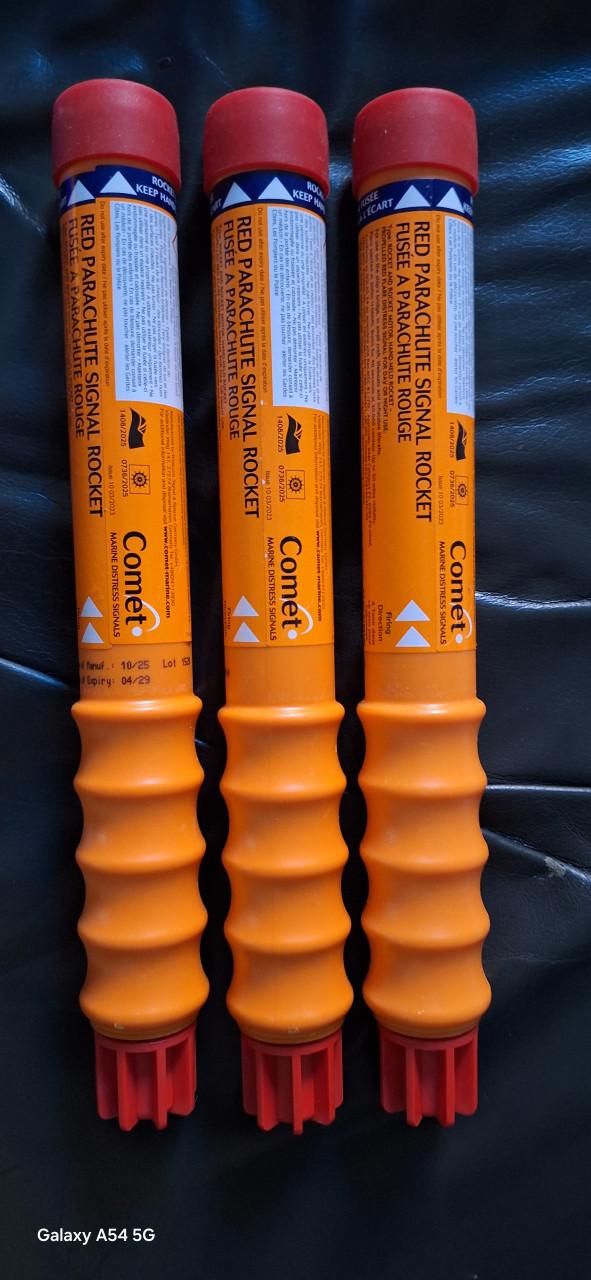 Te koop: 3 maal Comet noodpijlen