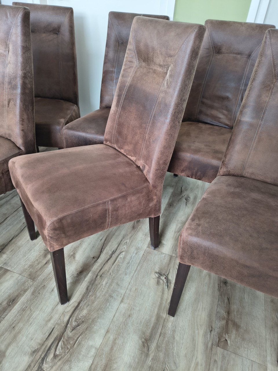 6x bruin suède eetkamerstoelen. Stoelen set bruin eethoek.