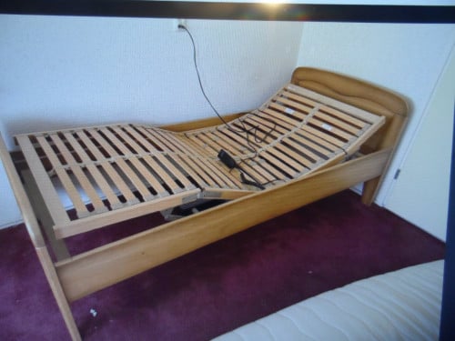 Houten bed met elektrische lattenbodem