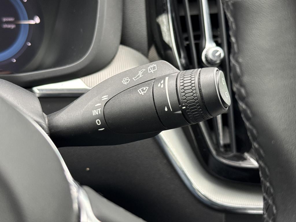 Volvo XC60 2.0 t6 plug-in hybrid awd plus dark r-design | pano | stoelverw.