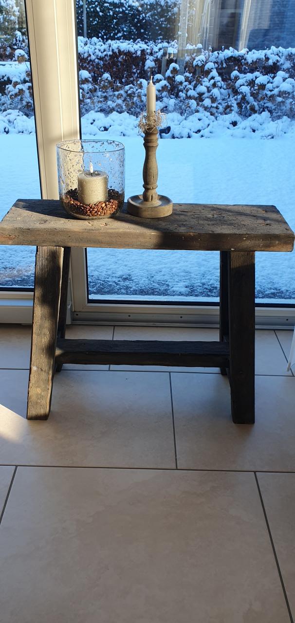 Oud houten bankje leuk ter decoratie