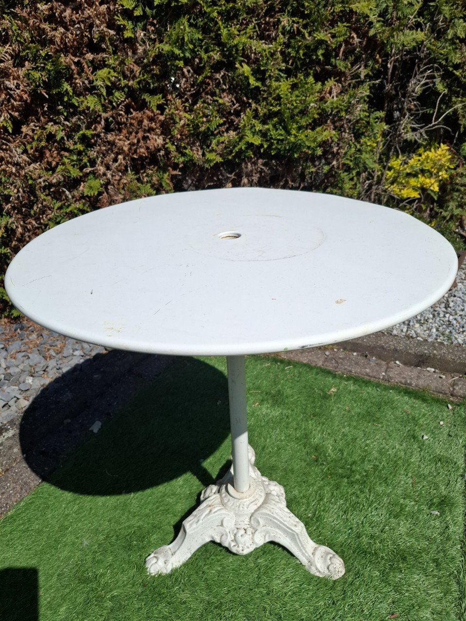 Gietijzeren tafel met metalen blad