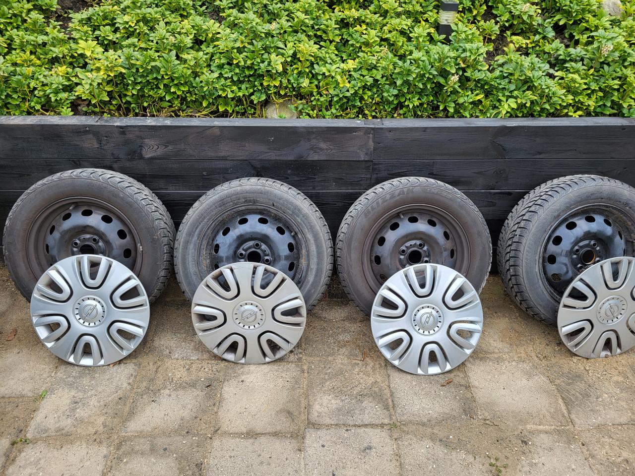 Stalenvelgen met winterbanden en wieldoppen