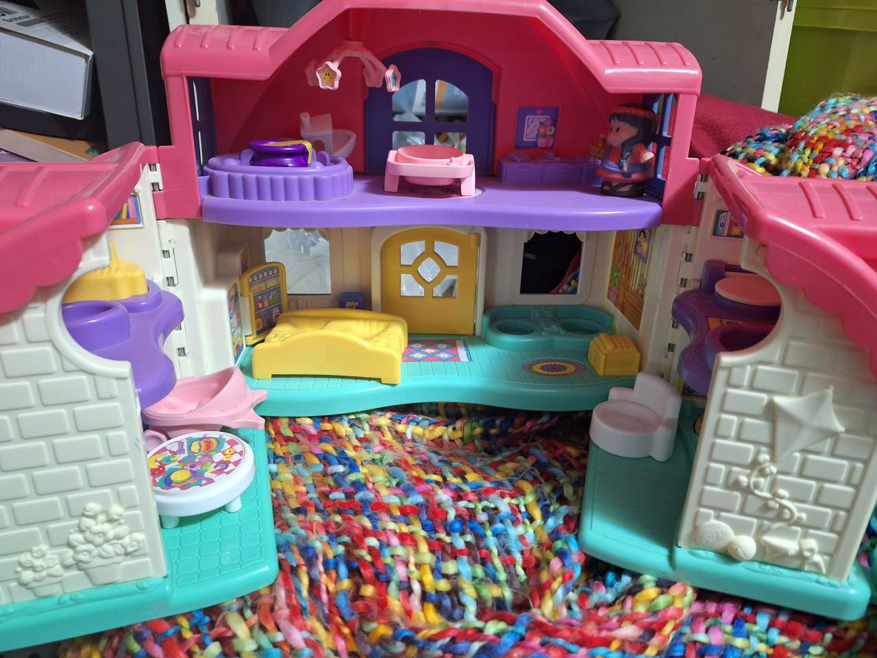 Poppenhuis met poppetjes