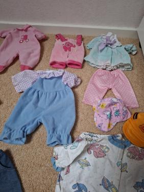Heel veel verschillende poppen kleertjes