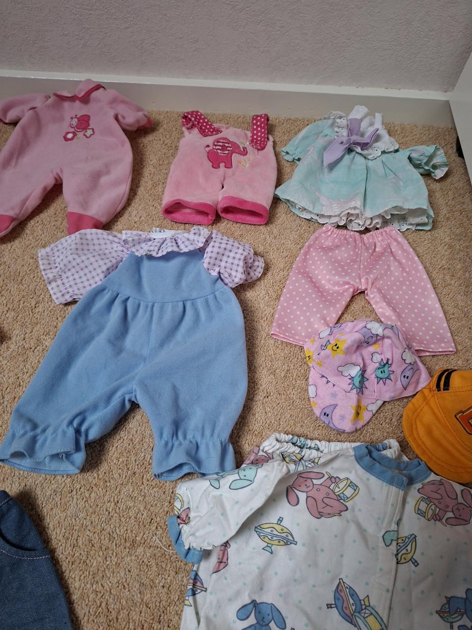 Heel veel verschillende poppen kleertjes