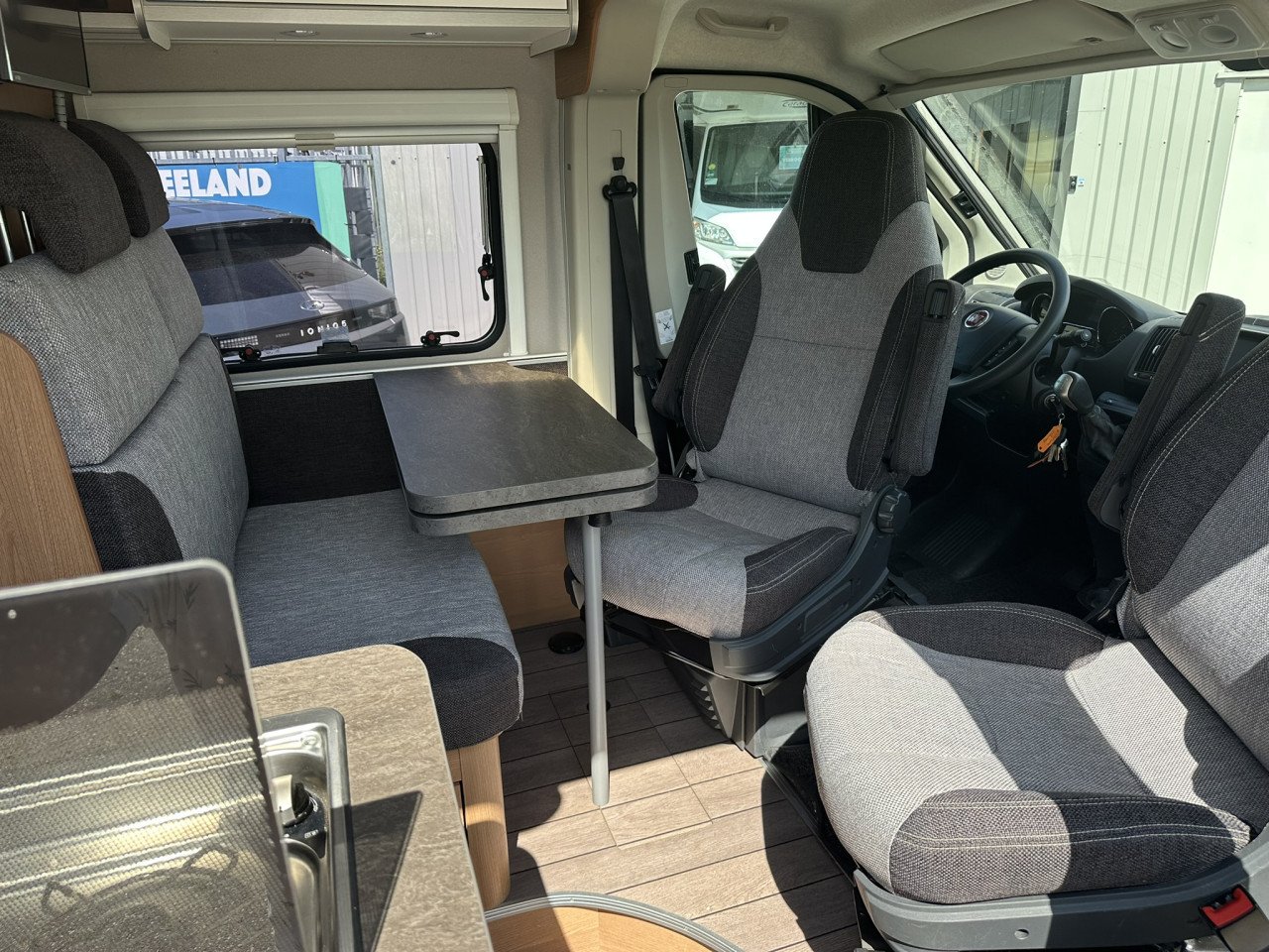 Weinsberg Cara R47 Automaat – Buscamper met lengtebedden | Slechts 55.550km