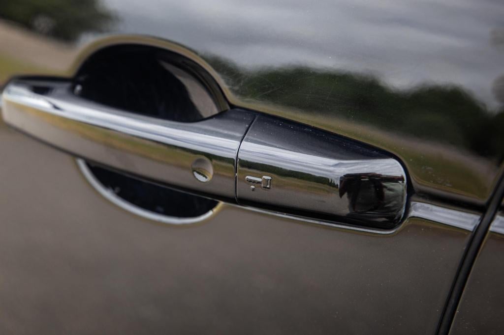 Land Rover Discovery 3.0 td6 hse grijs kenteken / leer / navi / luchtvering