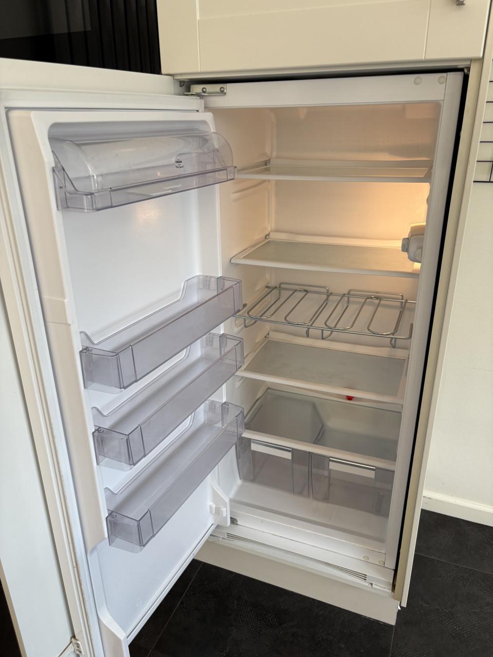 Complete keuken met kookeiland en inbouwapparatuur
