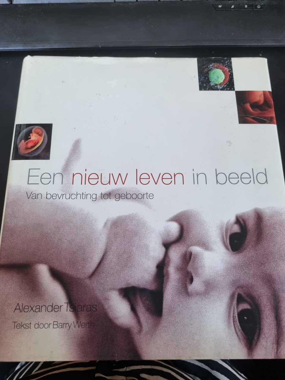 Boek:Een nieuw leven in beeld van bevruchting tot geboorte .Bieden mag