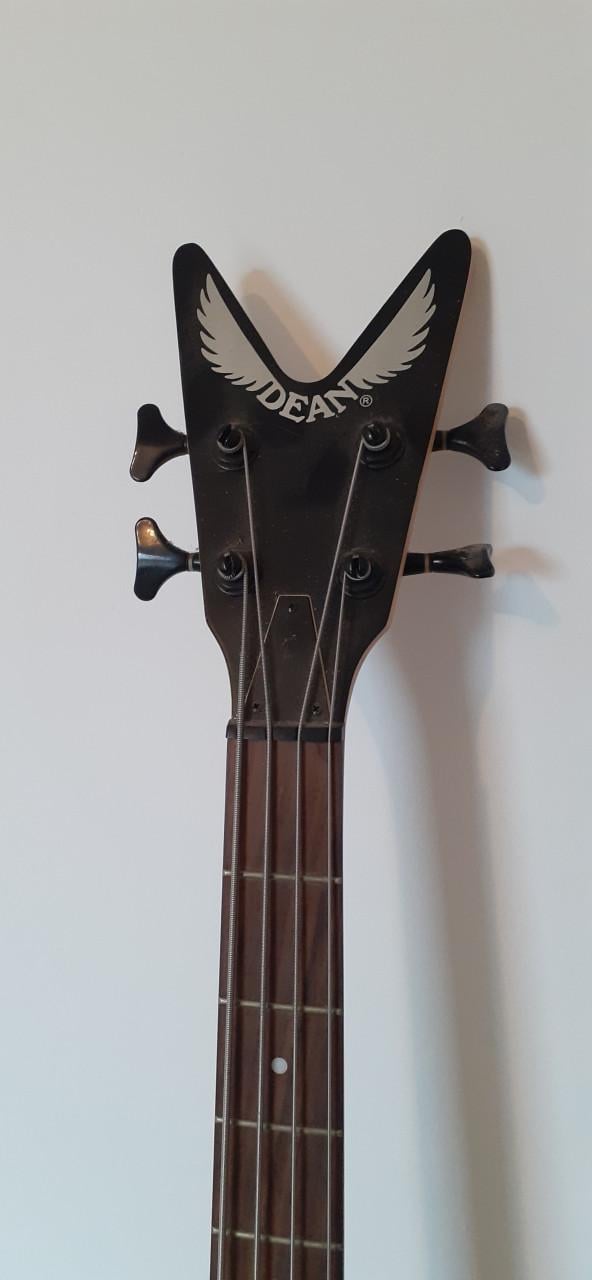 Zwarte Dean 4-snarige basgitaar