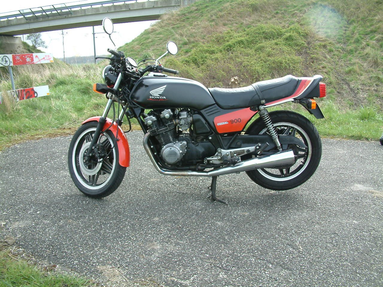 Achterlicht honda k 750   22,50  euro en honda bol dor achterlicht  29,50