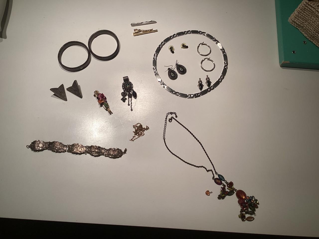Diverse kettinkjes oorbellen etc voor de hobbyist. Goes.