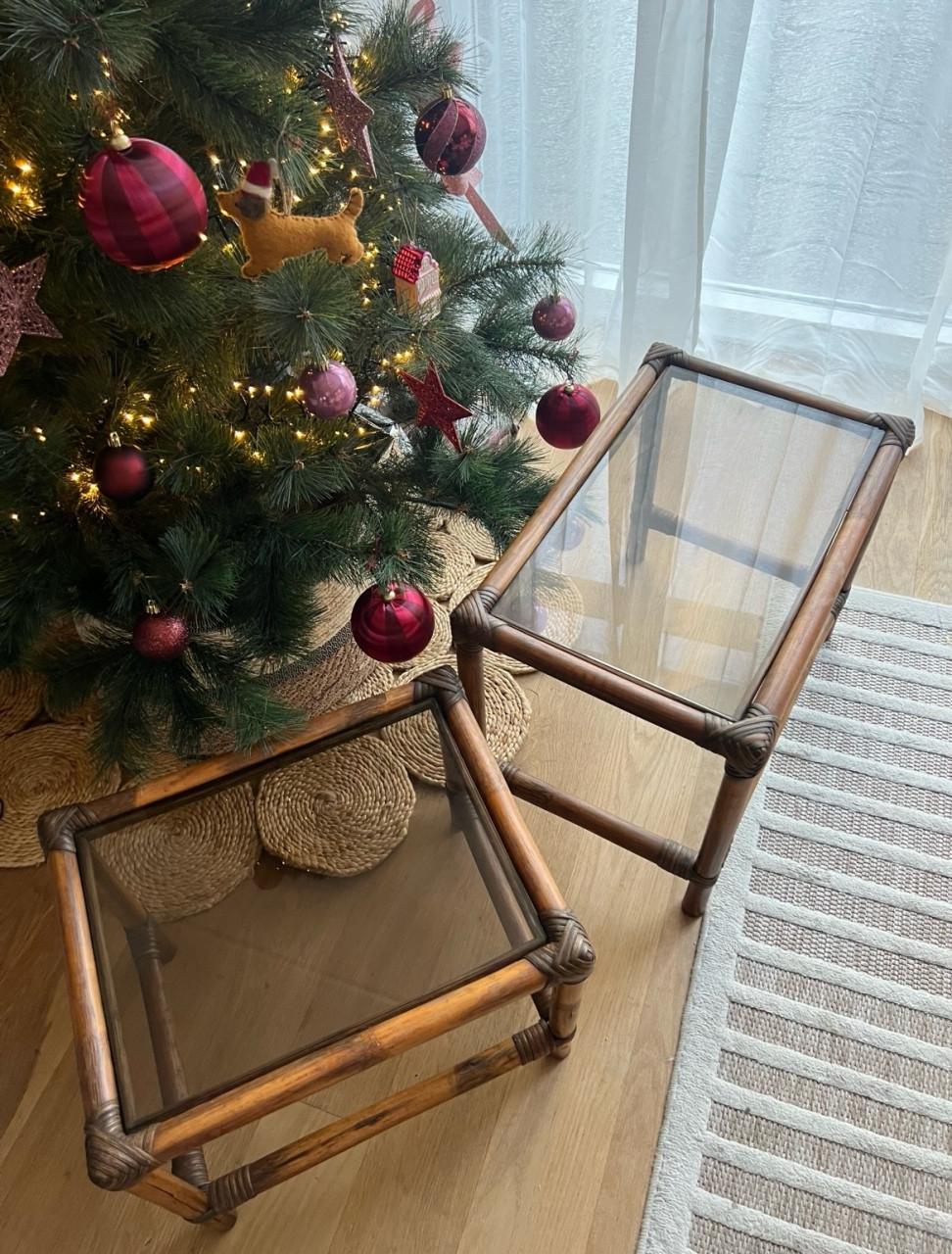 Set vintage bamboe bijzettafeltjes met rookglas blad