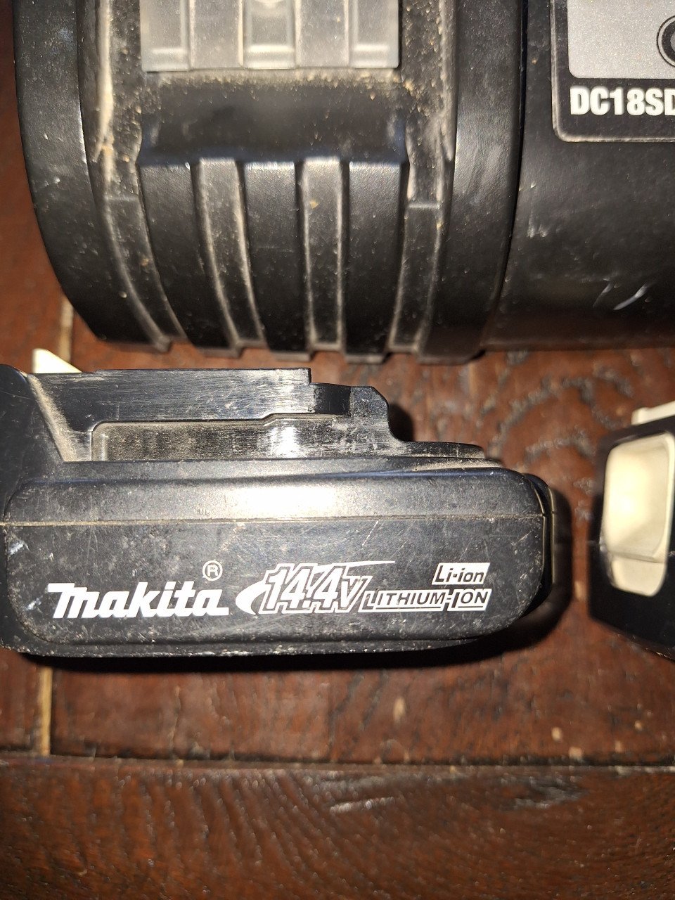Makita lader met 2 accu's 14,4 Volt