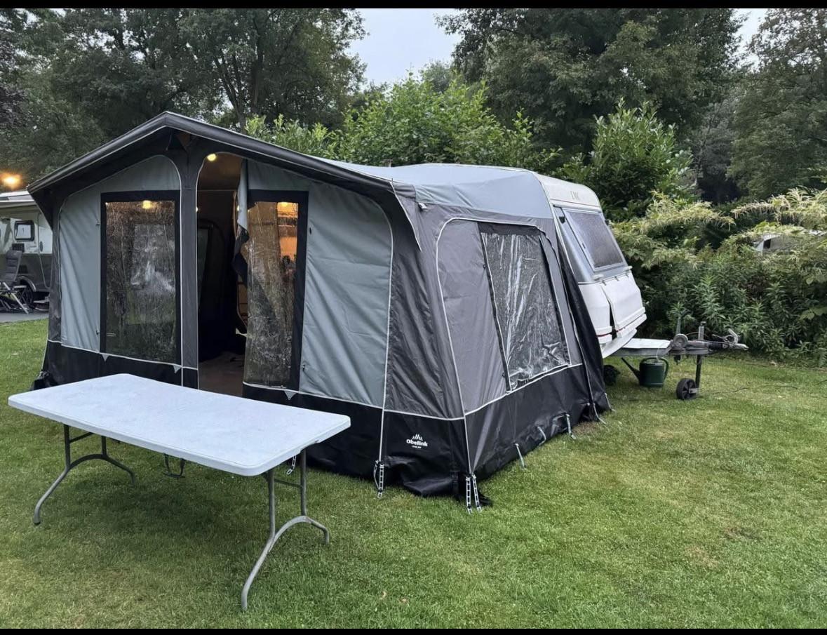 Caravan met voortent en luifel