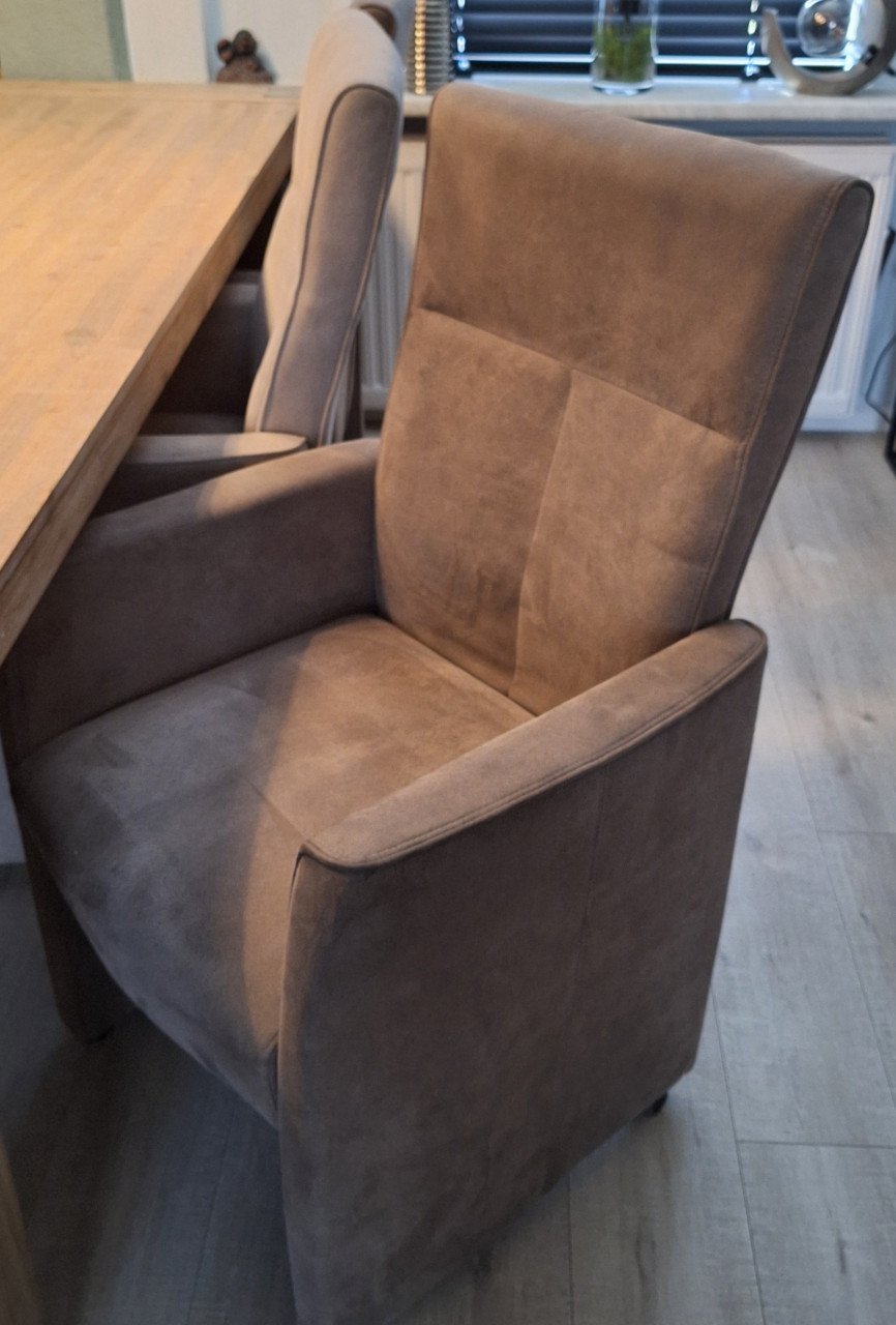 Eetkamer tafel met  6 stoelen