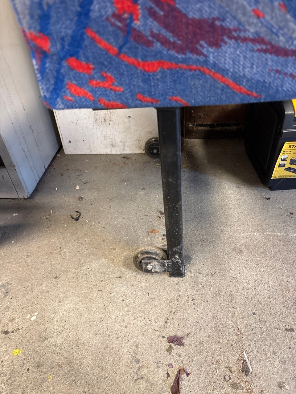 Bankje van twee bus stoelen