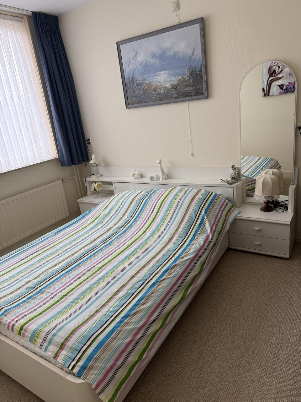 Ledikant, 2 Matrassen, 2 Lattenb 2 Nachtkastjes, Spiegel met ombouw.