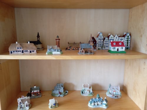 21 huisjes: 5 Lilliput Lane, 6 Amsterdamse grachten en 10 diversen.