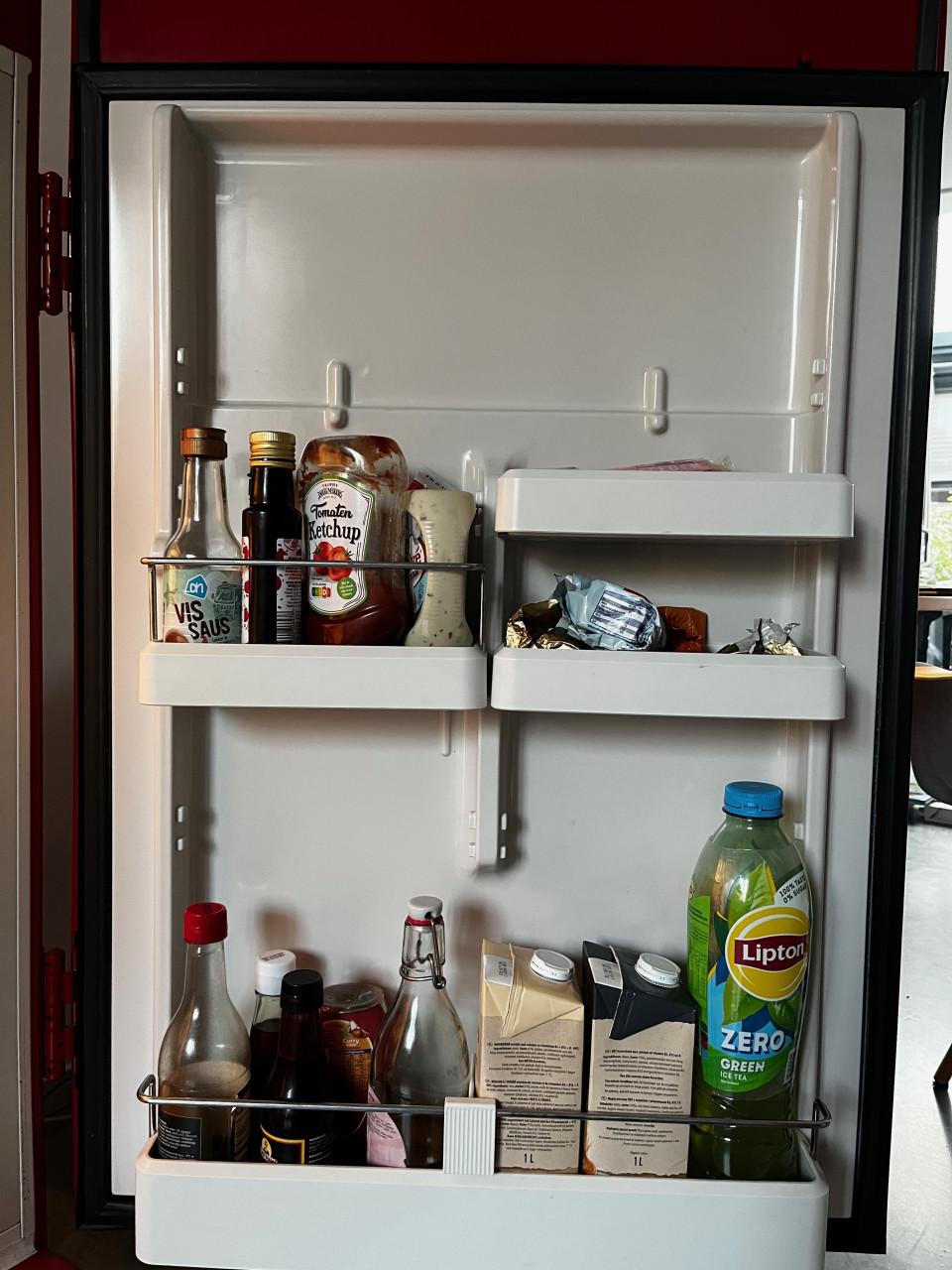 Rode Bosch retro koelkast met vriesvak