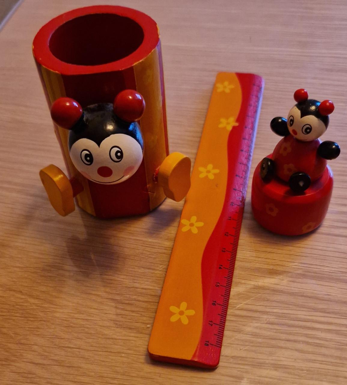 Pennenbakje,liniaal,puntenslijper